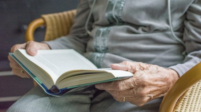 Persona mayor leyendo