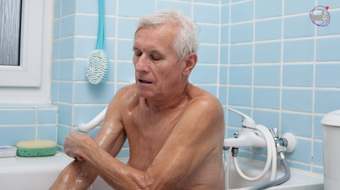 persona mayor en la bañera