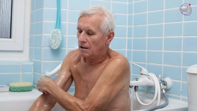 persona mayor en la bañera