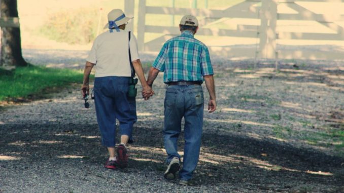 ancianos paseando ancianos paseando