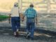 ancianos paseando