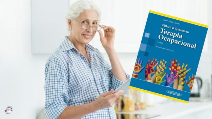 terapeuta ocupacional analizando las actividades con el libro