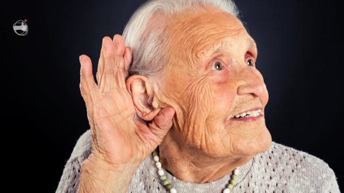 anciana con problemas de audición
