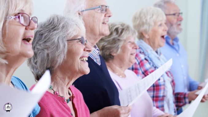 ancianos cantando