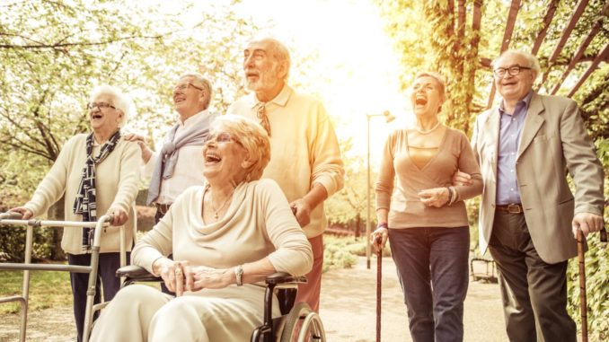animador sociocultural ancianos felices