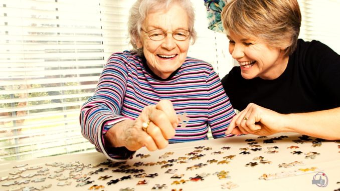 felicidad anciana y cuidadora felices