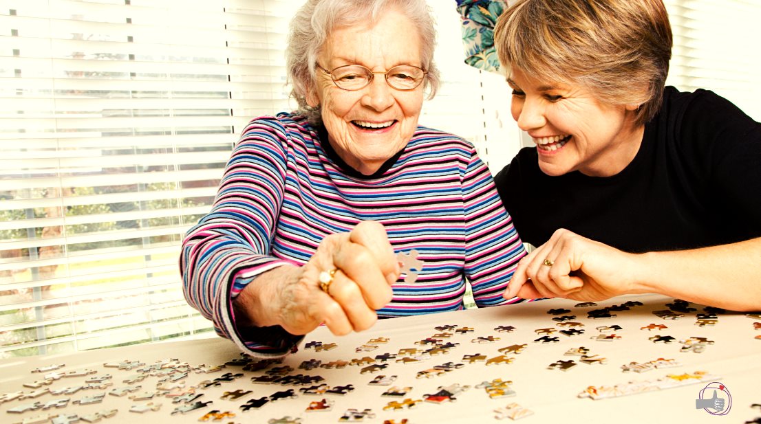 anciana y cuidadora felices