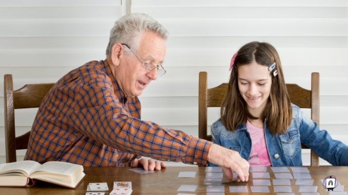 abuelo jugando con niña juego para mayores