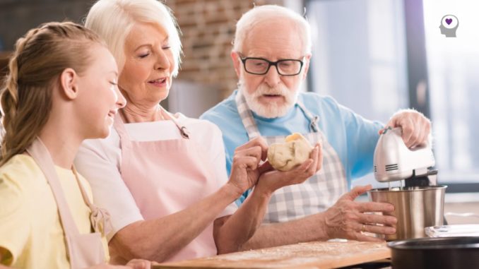 abuelos y nieta cocinando intergeneracionalidad
