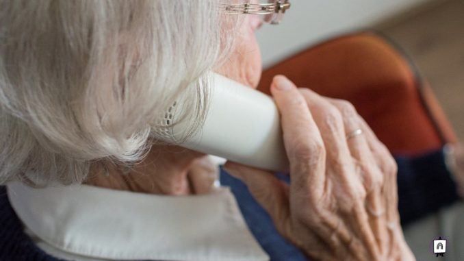 hablar por telefono anciana al telefono