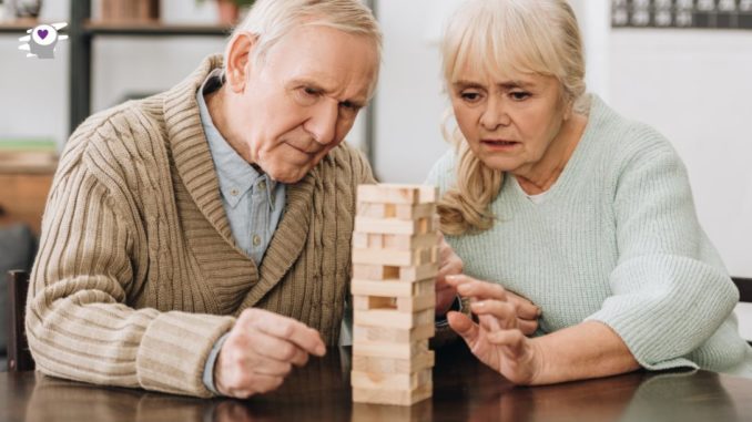 ancianos jugando a jenga mayores jugando