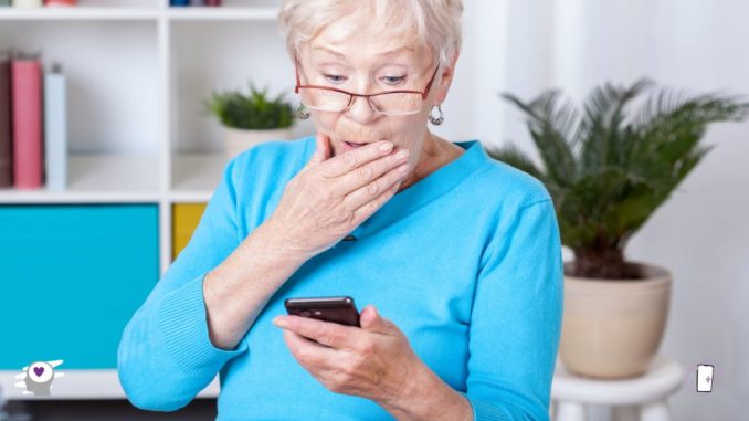 anciana mirando el movil (2)