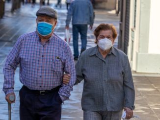ancianos con mascarilla