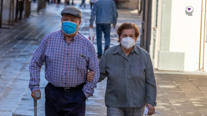 ancianos en la calle con mascarilla ancianos con mascarilla