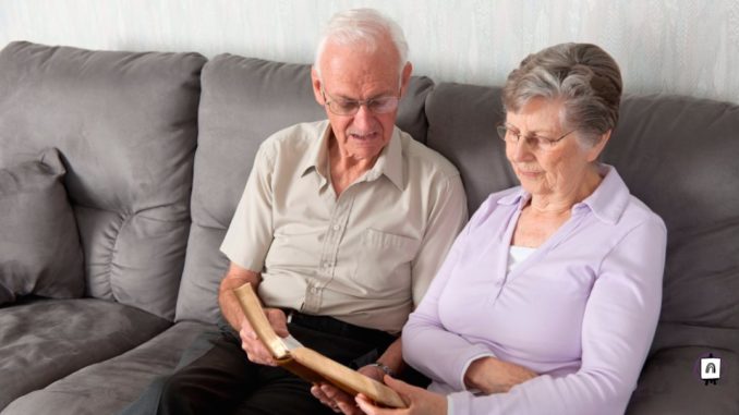 ancianos leyendo la biblia lectura de la biblia