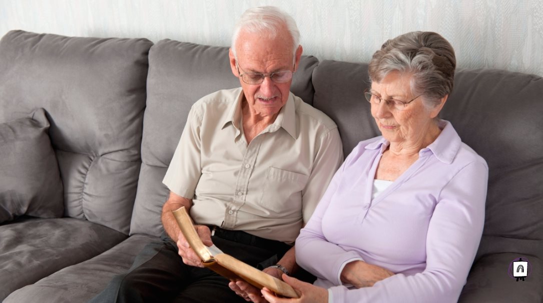ancianos leyendo la biblia