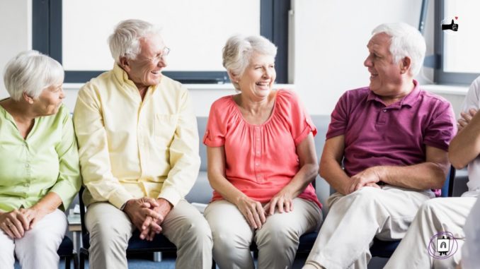 ancianos hablando conversación personas mayores