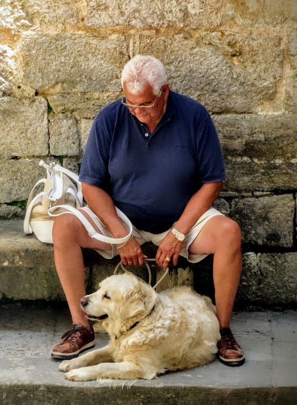 perro con abuelo