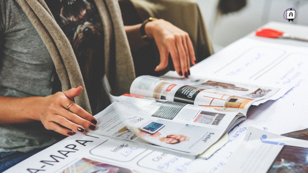 mujer ojeando revista