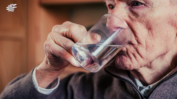 anciano bebendo agua hidratar anciano