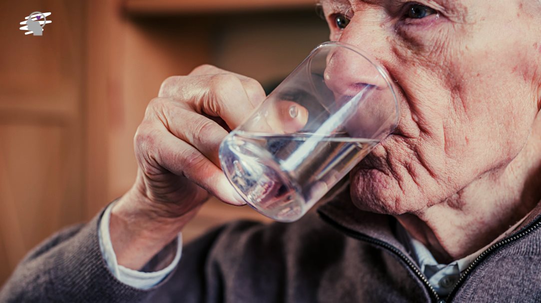 anciano bebendo agua