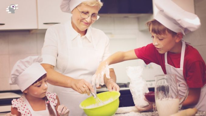 abuela cocinando con nietos