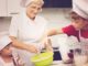 abuela cocinando con nietos