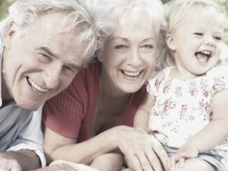 niña y abuelos
