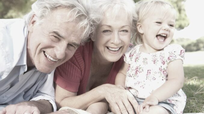 niña y abuelos niña y abuelos
