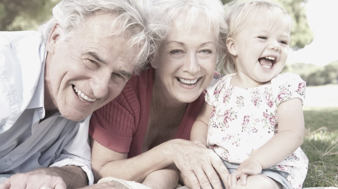 niña y abuelos