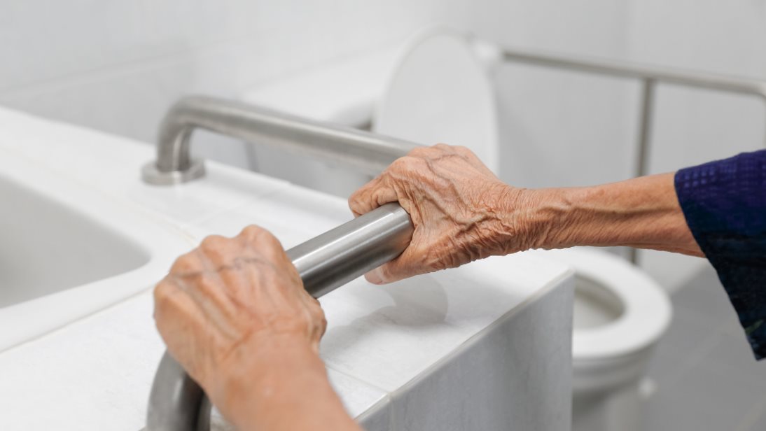 anciana en el baño