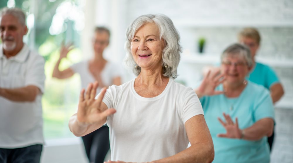 personas practicando tai chi