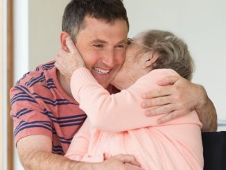 cuidador y anciana