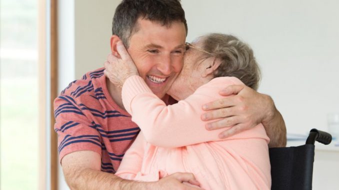 cuidador y anciana cuidador y anciana