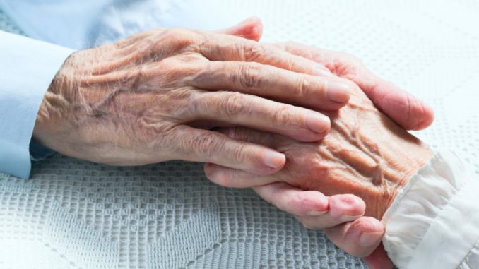 manos ancianos anciano y anciana