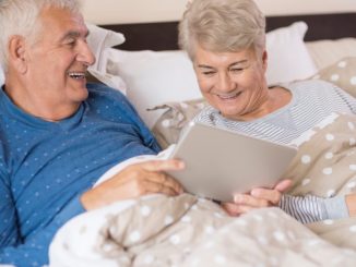 personas mayores en dormitorio