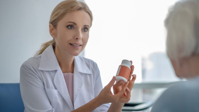 paciente anciana con médica paciente anciana con médica