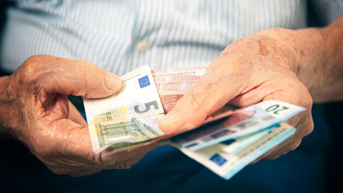 anciano con dinero anciano con dinero