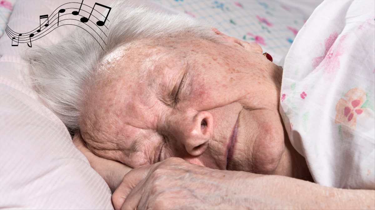 anciana durmiendo con musica