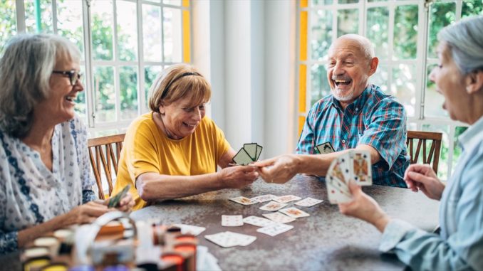ancianos divertiendose ancianos jugando